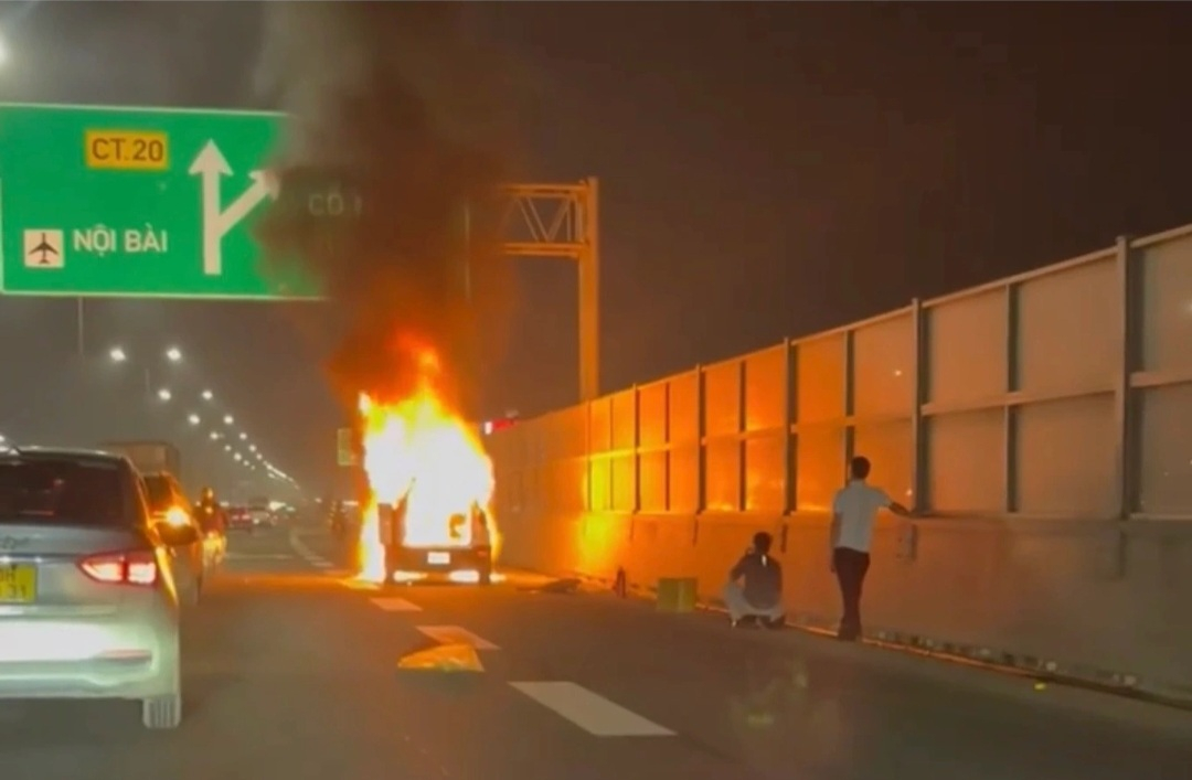 Hiện trường vụ cháy ô tô trên vành đai 3.