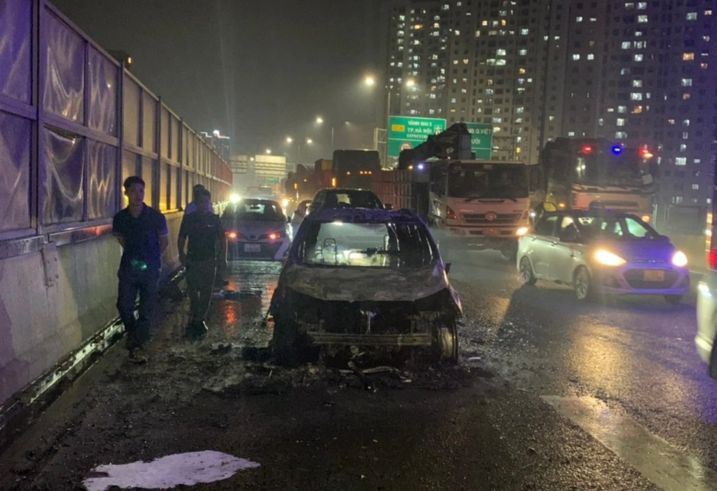 Chiếc xe bị cháy hoàn toàn.