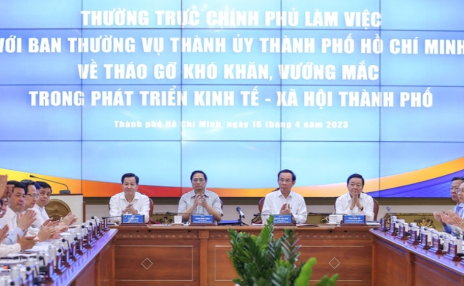 Thủ tướng Phạm Minh Ch&iacute;nh, B&iacute; thư Th&agrave;nh ủy TPHCM Nguyễn Văn N&ecirc;n, Ph&oacute; Thủ tướng L&ecirc; Minh Kh&aacute;i, Ph&oacute; Thủ tướng Trần Hồng H&agrave; c&ugrave;ng c&aacute;c đại biểu dự cuộc l&agrave;m việc - Ảnh: VGP/Nhật Bắc