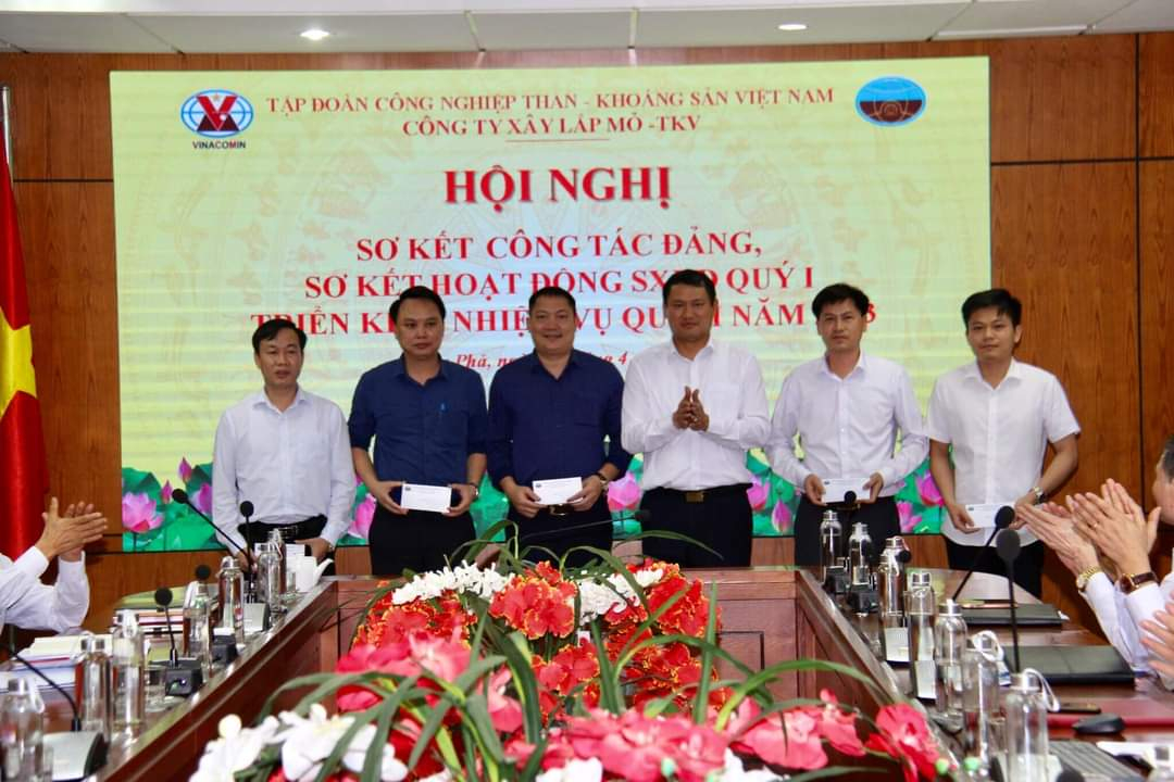 Đồng chí Lê Trung Toán - Bí thư Đảng ủy, Giám đốc công ty trao thưởng cho các tổ đội hoàn thành mục tiêu thi đua tháng 3/2023.