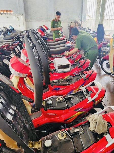 Công an huyện Long Thành kiểm tra các cơ sở kinh doanh dịch vụ cầm đồ trên địa bàn huyện.