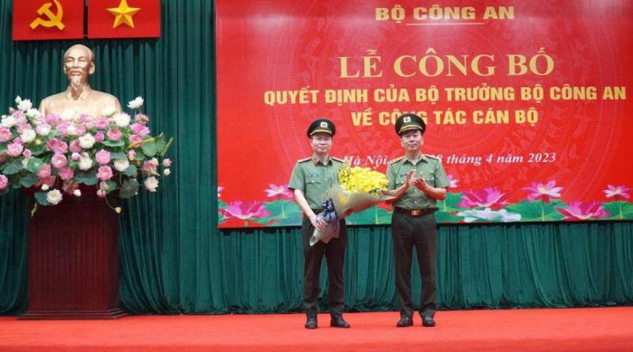 Thứ trưởng Trần Quốc Tỏ tặng hoa chúc mừng Đại tá Nguyễn Minh Tuấn