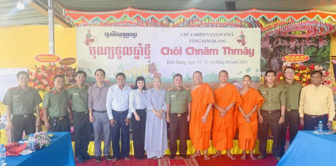 Ph&ograve;ng An ninh nội địa C&ocirc;ng an tỉnh tổ chức đo&agrave;n ch&uacute;c tết đồng b&agrave;o Khmer tại x&atilde; An B&igrave;nh, huyện Ph&uacute; Gi&aacute;o.