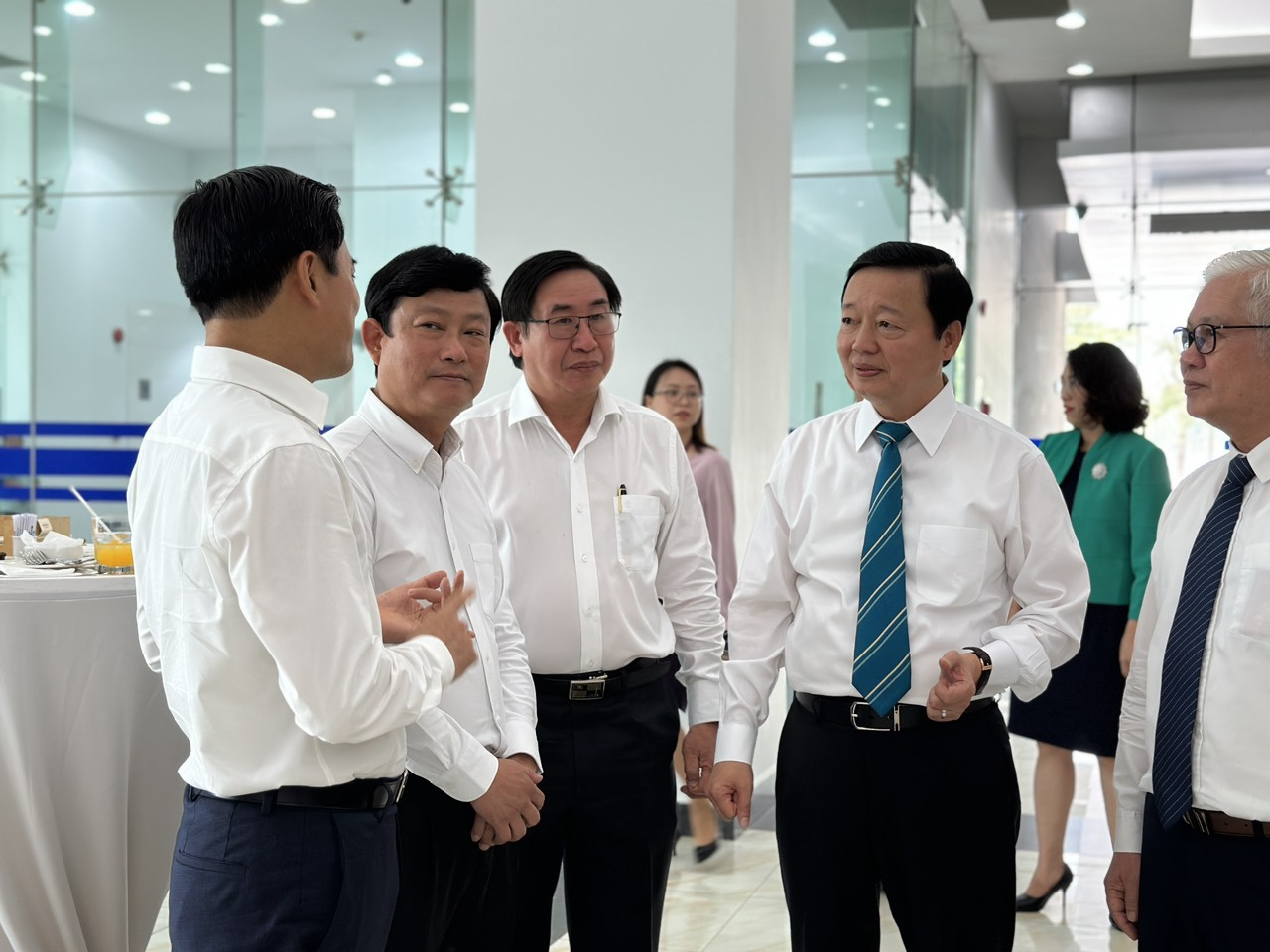 Phó Thủ tướng Chính phủ Trần Hồng Hà trao đổi với lãnh đạo các tỉnh dự hội nghị.