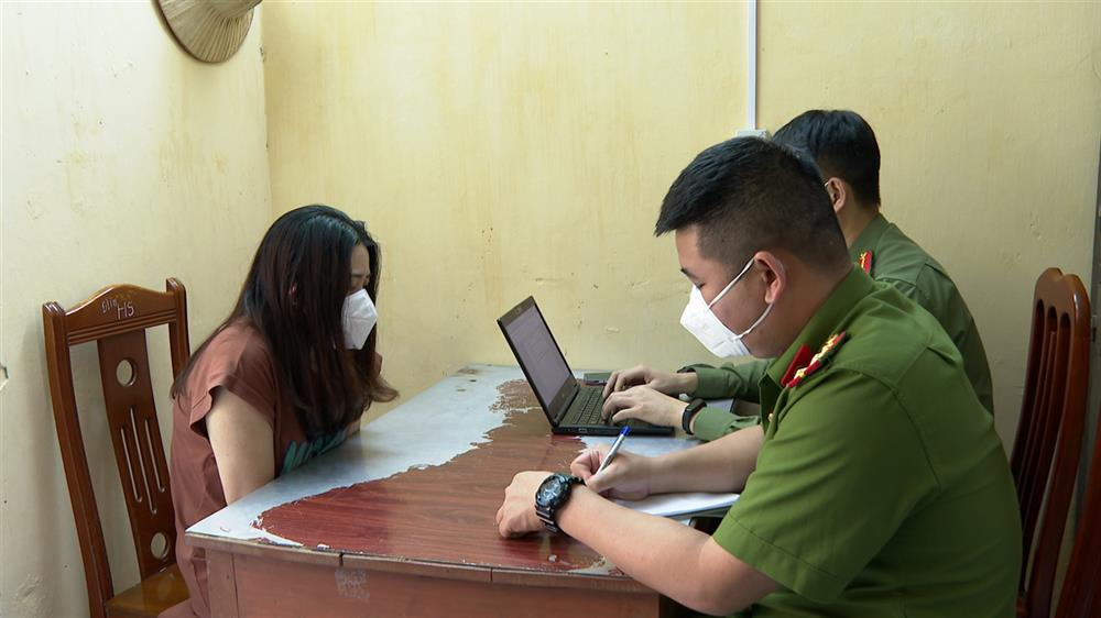 Đối tượng Phạm Thị Mỹ H. - đối tượng cầm đầu đường dây tổ chức đánh bạc và đánh bạc, tại cơ quan Công an. (ảnh Bùi Thành)