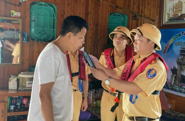 CSGT C&ocirc;ng an tỉnh Bắc Giang tăng cường xử l&yacute; vi phạm tại bến thủy nội địa, bến b&atilde;i ven s&ocirc;ng