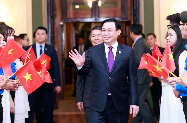 Chủ tịch Quốc hội Vương Đ&igrave;nh Huệ gặp mặt đại diện cộng đồng người Việt ở Cuba