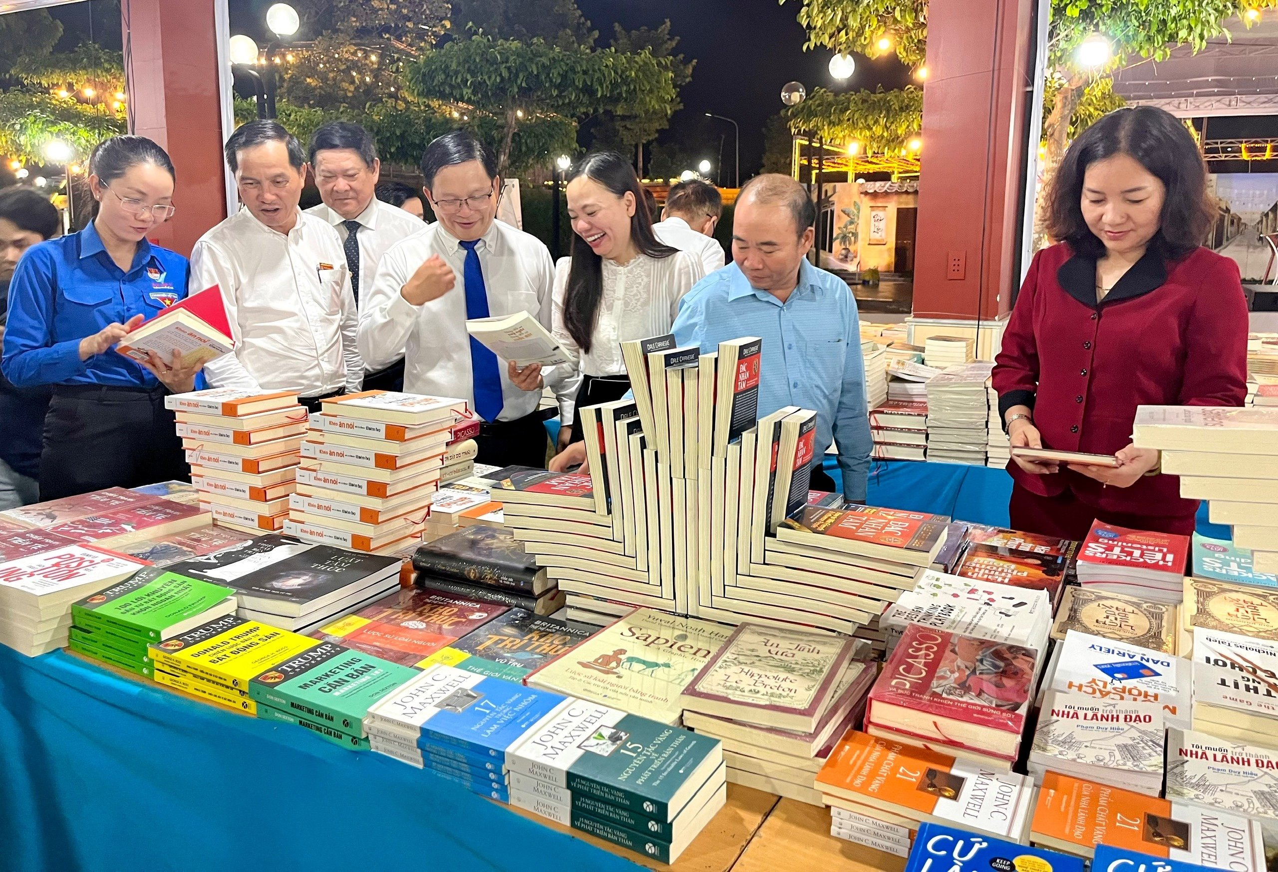 Đại biểu thực hiện nghi thức cắt băng khai mạc triển lãm.