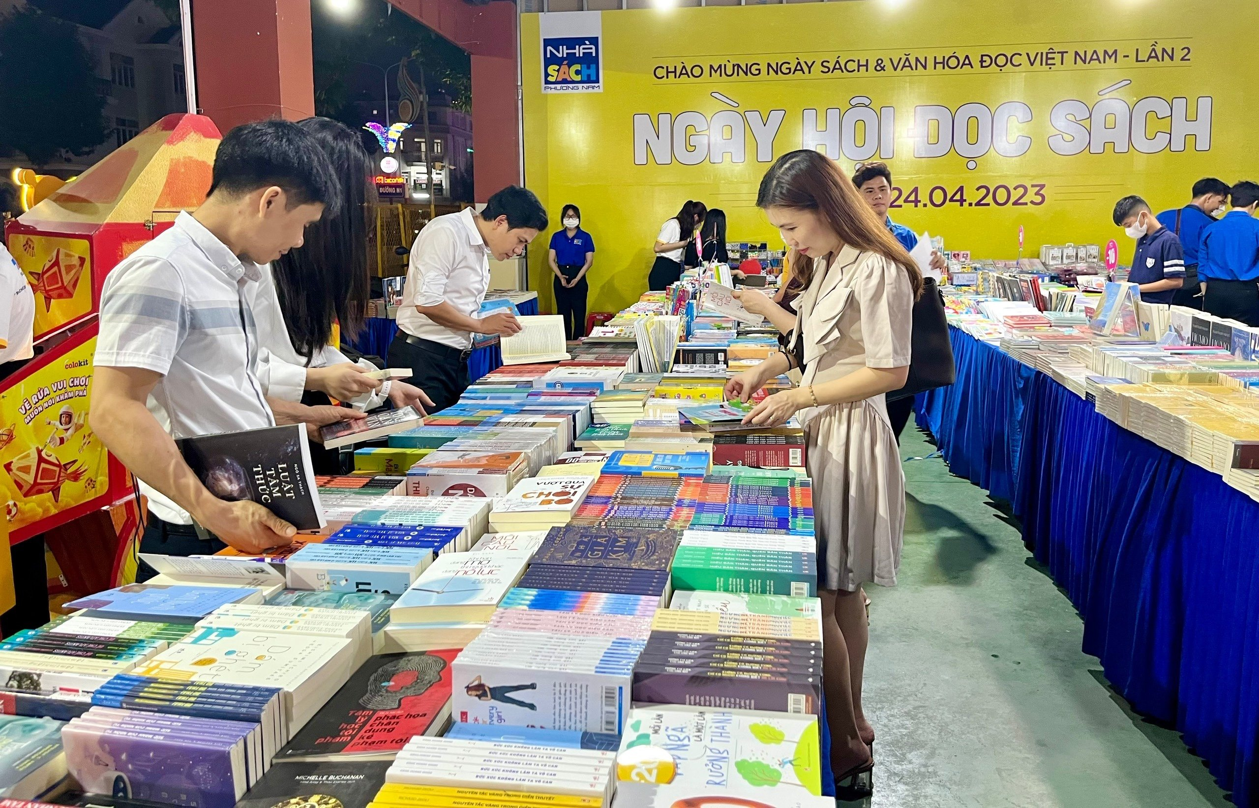 Nhiều gian hàng giảm giá đa dạng các mặt hàng.