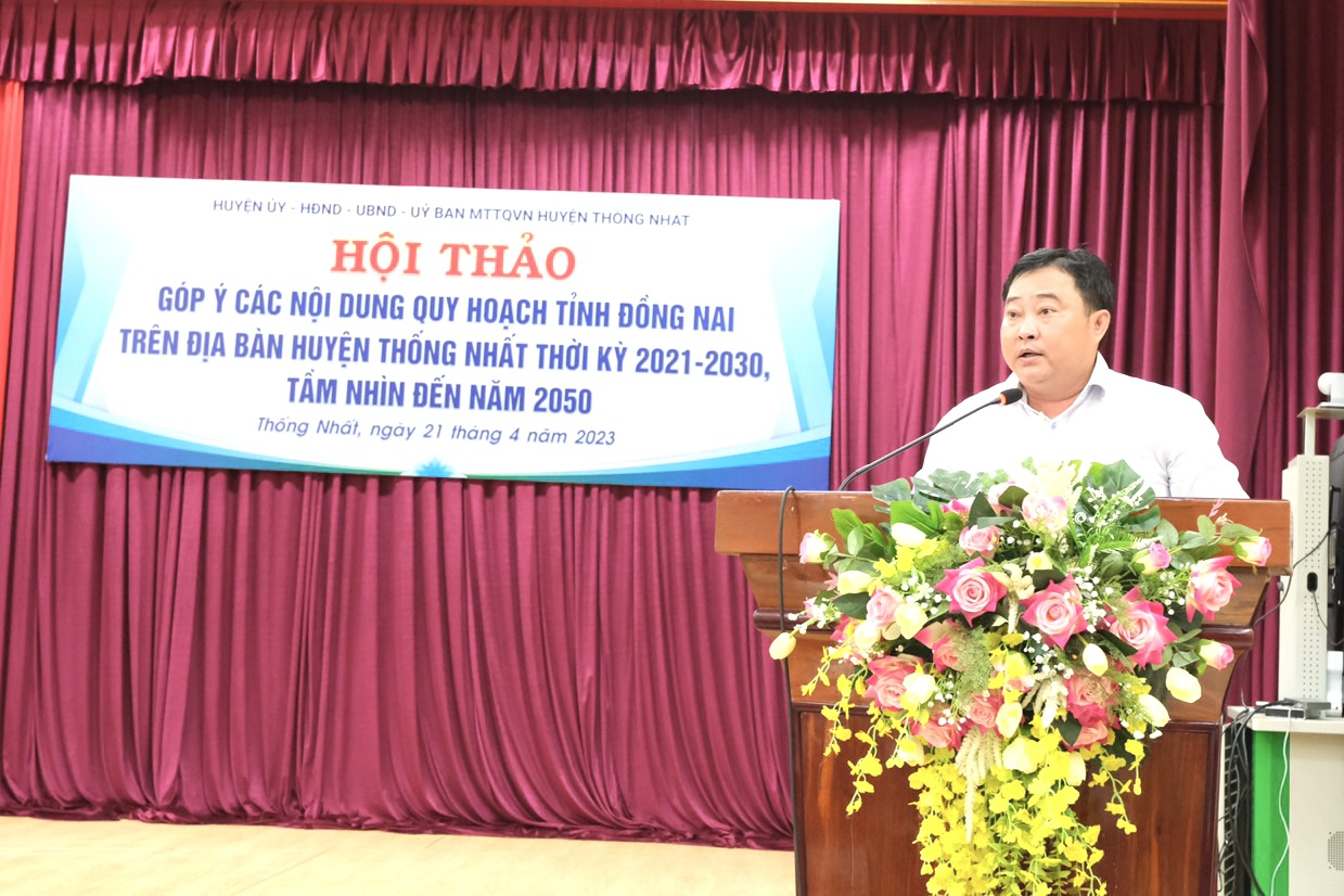 Ông Nguyễn Hữu Định – Bí thư Huyện uỷ phát biểu khai mạc hội nghị.