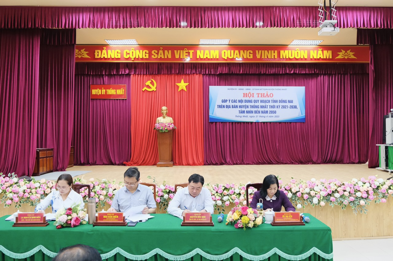 Các đại biểu tham dự đóng góp ý kiến.