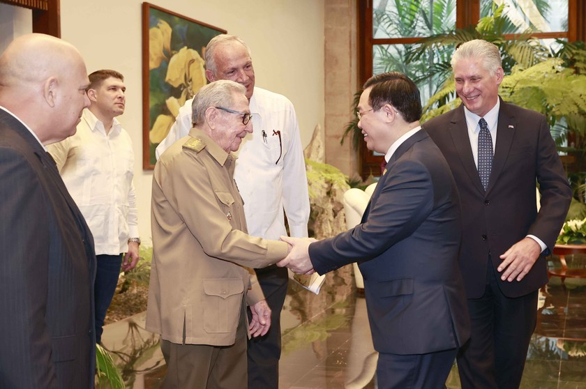 chu-tich-quoc-hoi-vuong-dinh-hue-voi-dai-tuong-raul-castro-919