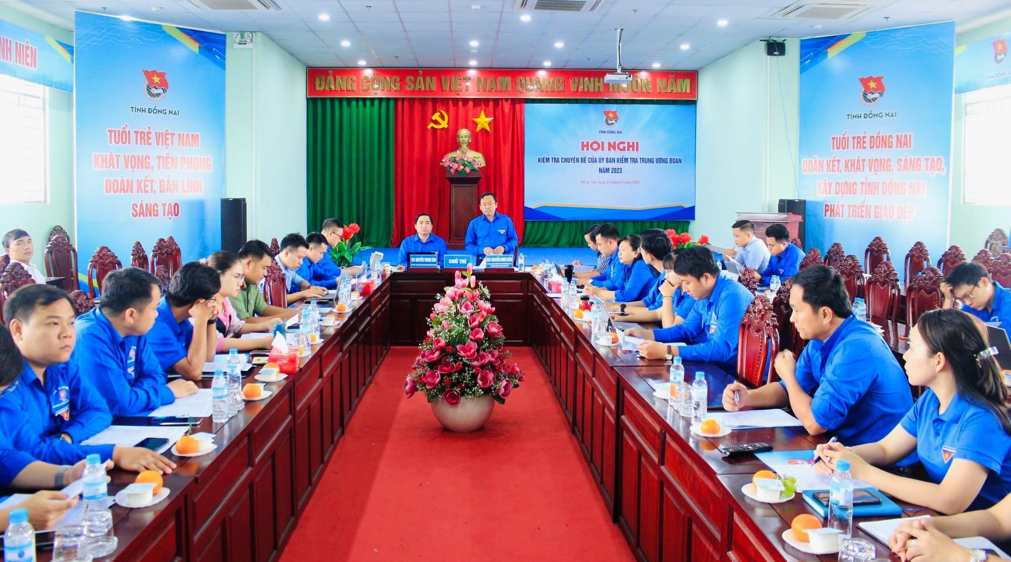 Toàn cảnh buổi làm việc.