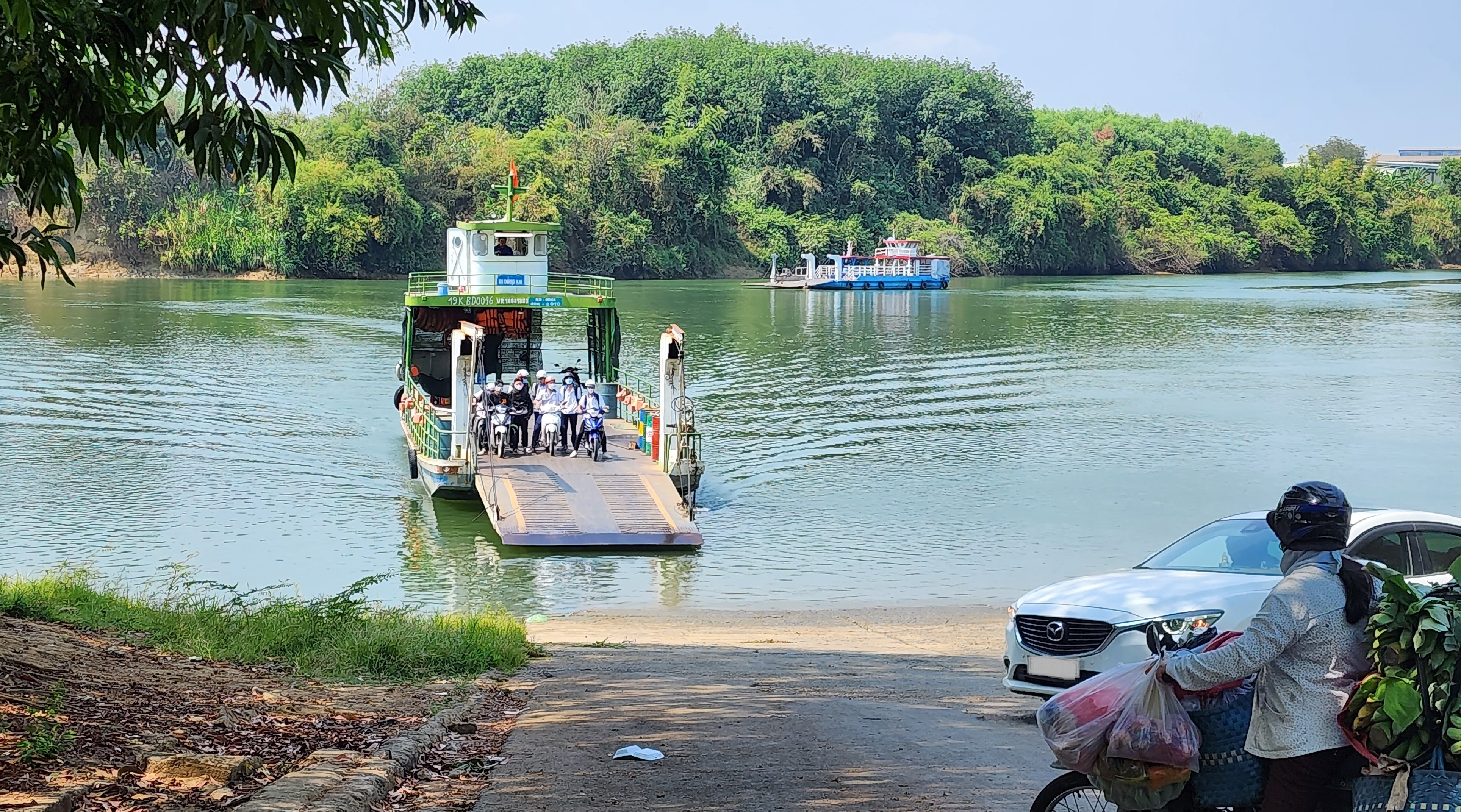 &Aacute;o phao kh&ocirc;ng được sử dụng d&ugrave; treo khắp ph&agrave;.