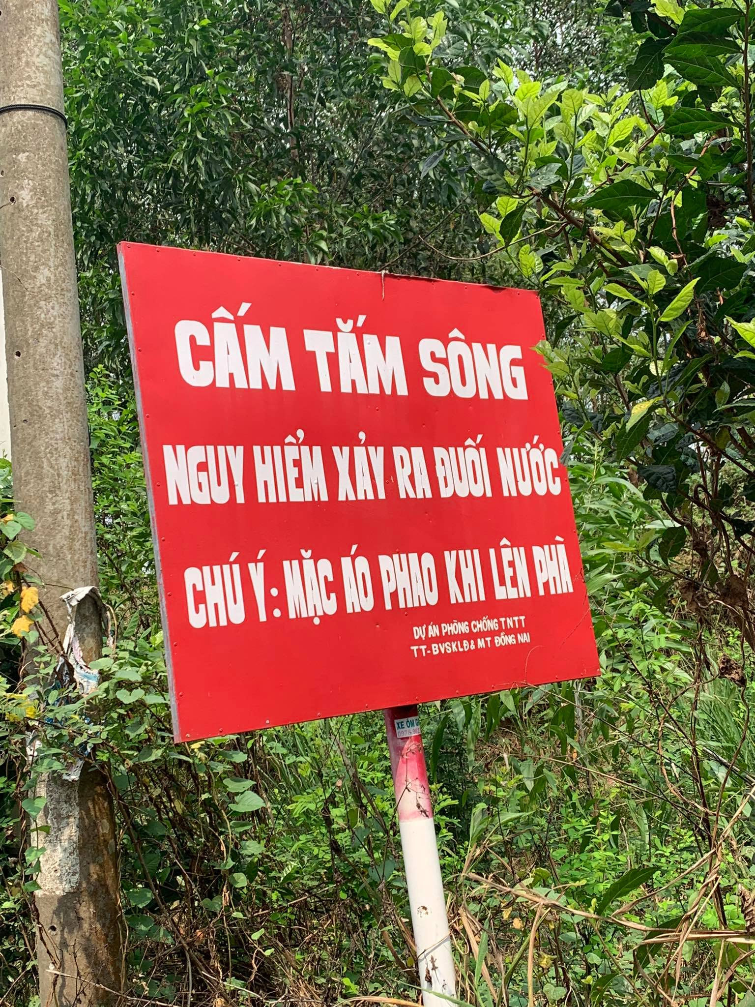D&ugrave; c&oacute; c&aacute;c biển cảnh b&aacute;o nhắc nhở nhưng việc mặc &aacute;o phao khi đi ph&agrave; vẫn bị l&agrave;m lơ.