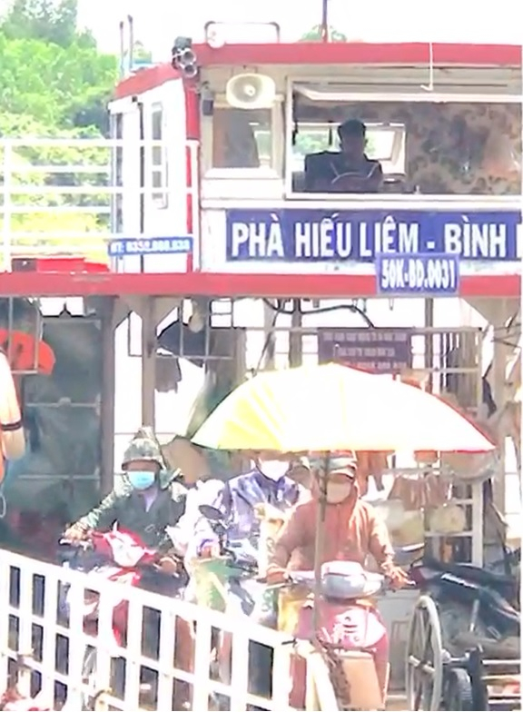 &ldquo;t&agrave;i c&ocirc;ng nh&iacute;&rdquo; 12 tuổi điều khiển ph&agrave; qua s&ocirc;ng g&acirc;y x&ocirc;n xao dự lu&acirc;n th&aacute;ng 8/2022 vừa qua (ảnh cắt từ clip).