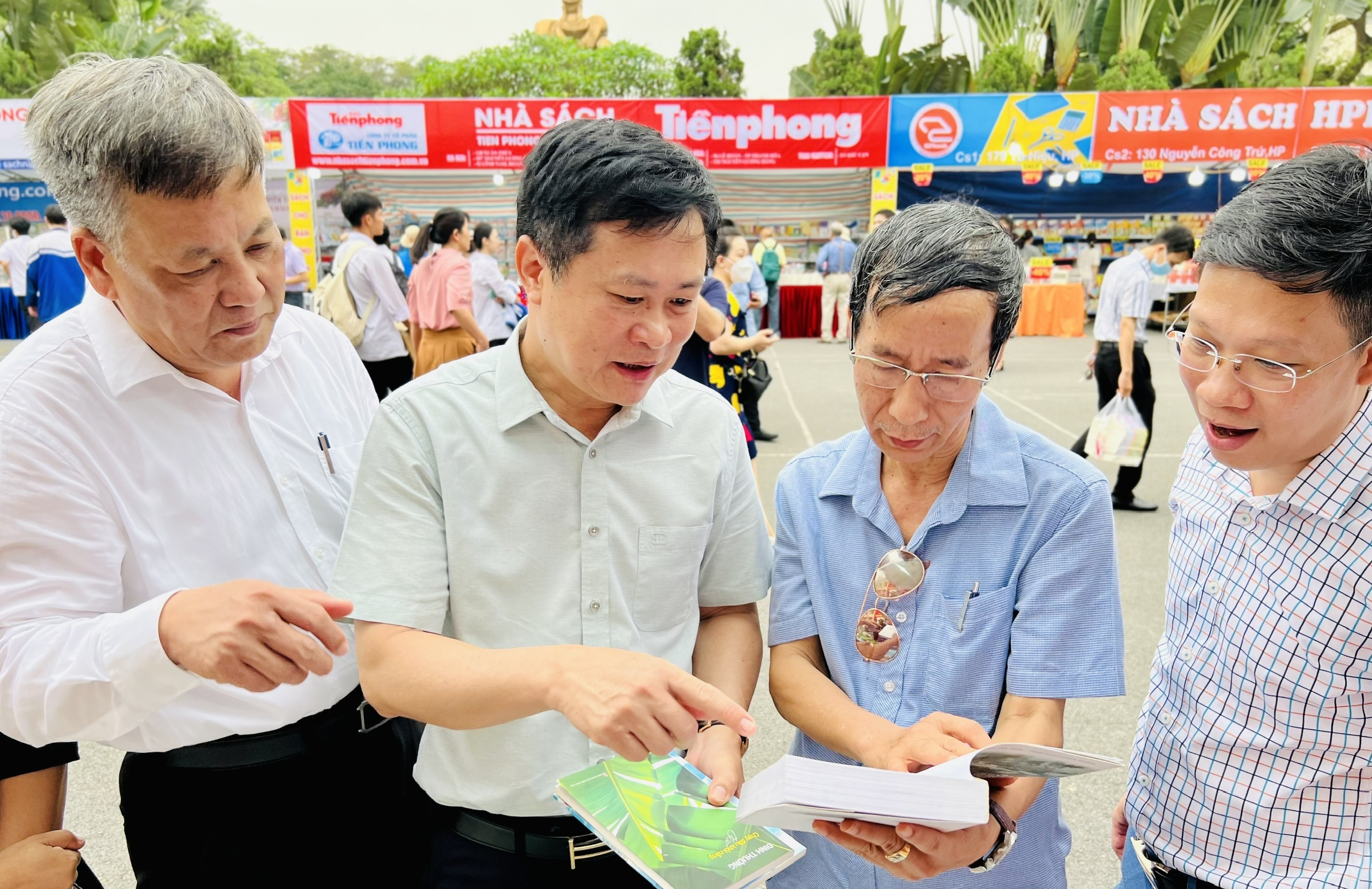 Các đại biểu thăm quan gian hàng.