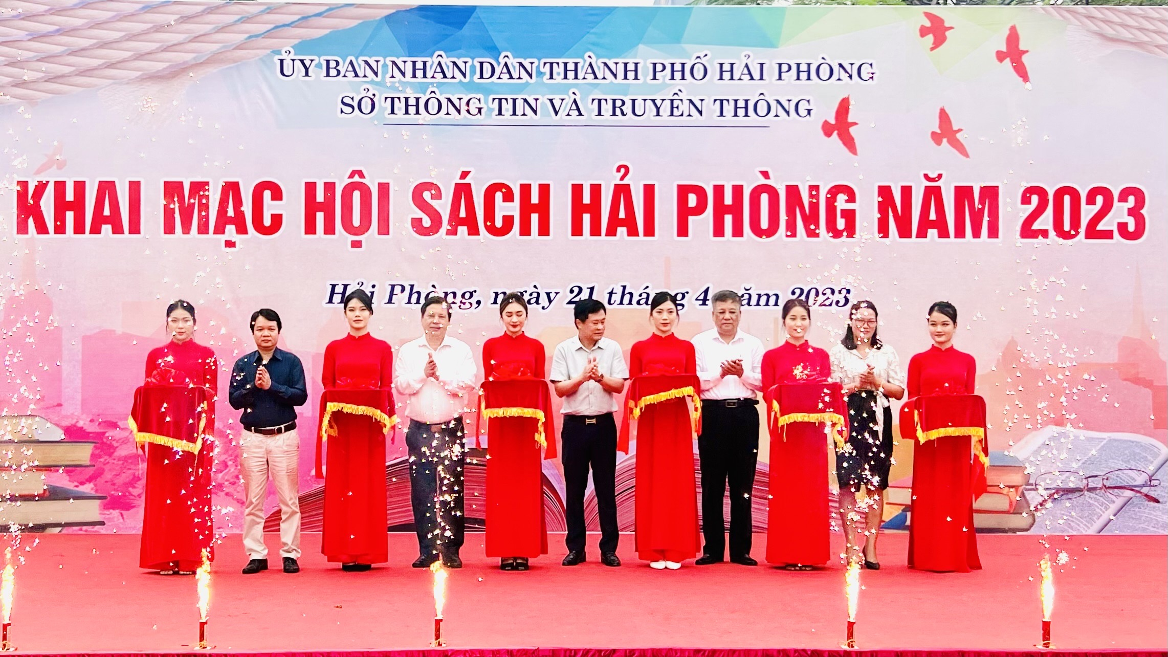 Các đại biểu cắt băng khai mạc Hội sách.