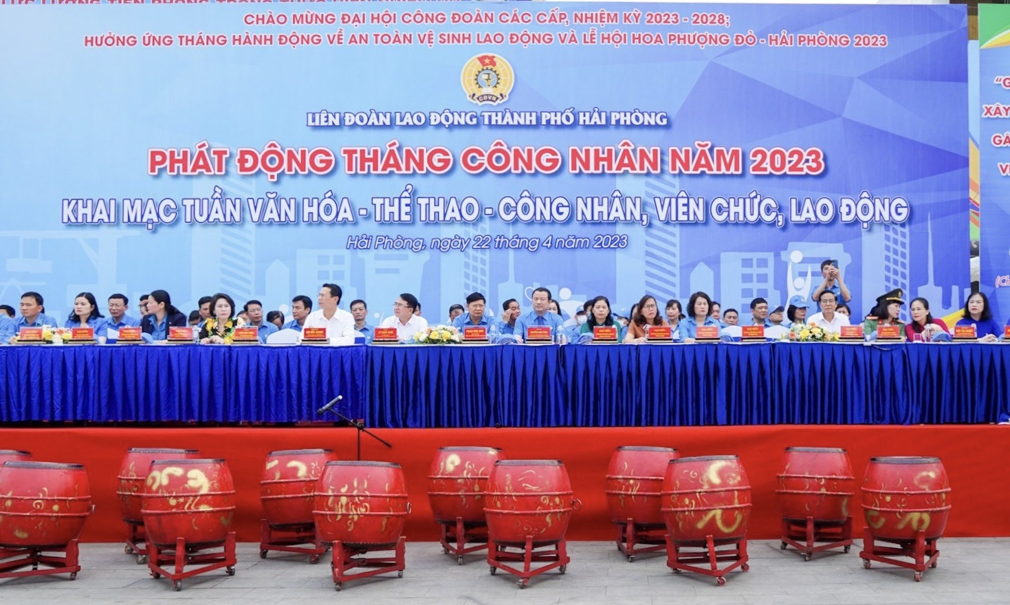 Lãnh đạo tới dự chương trình khai mạc.