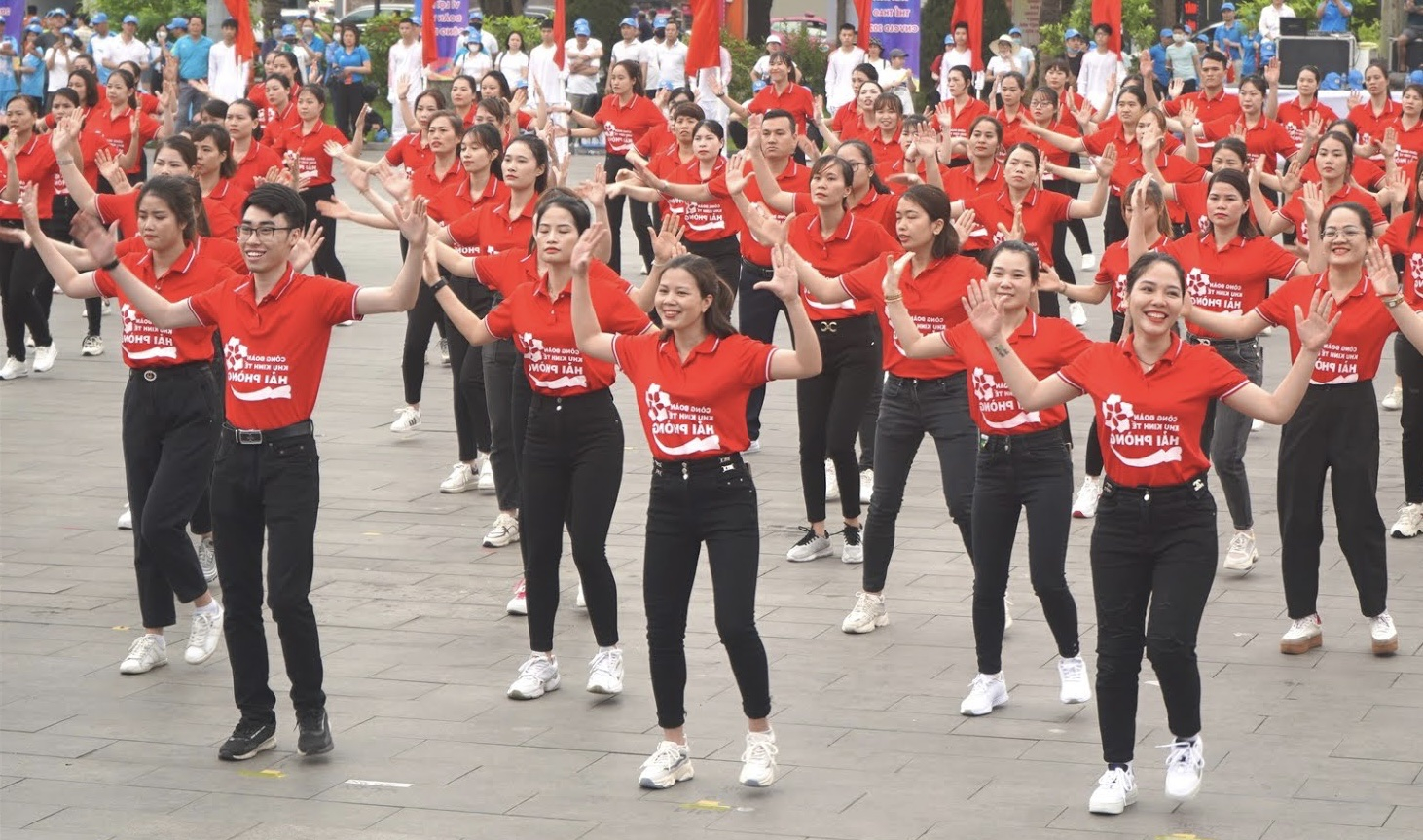 Màn đồng diễn của CNVCLD