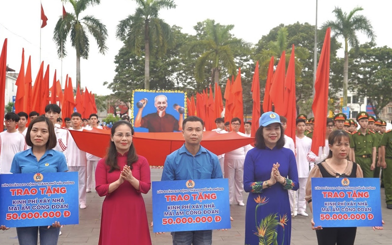 Tặng quà cho CNVCLD có hoành cảnh khó khăn.