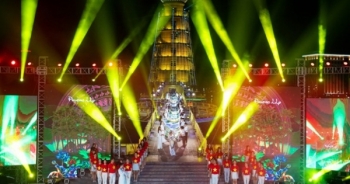 Xác lập kỷ lục Guinness Việt Nam với tà áo dài 178m "Non sông gấm vóc"