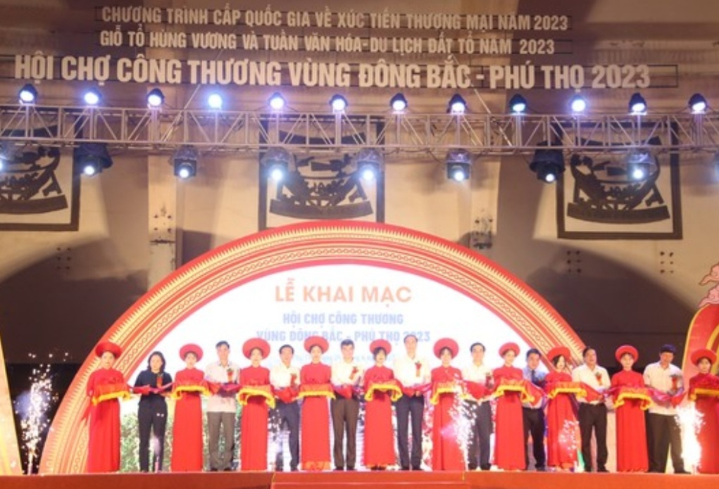 Các đại biểu dự và cắt băng khai mạc hội chợ.