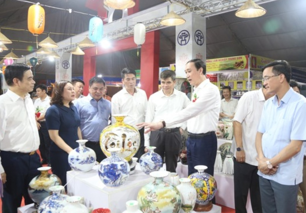 Phó Bí thư thường trực tỉnh ủy Phùng Khánh Tài cùng các đại biểu tham quan một số gian hàng. Ảnh Báo Phú Thọ