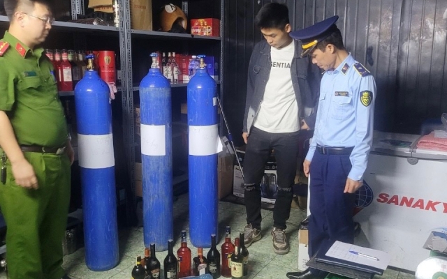 Kiểm tra hàng loạt vũ trường thu giữ nhiều bình “khí cười”, rượu ngoại