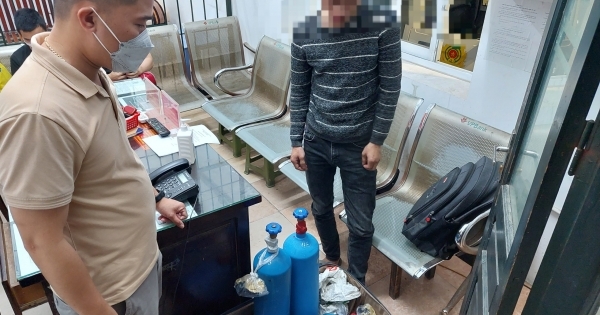 Thanh niên ship bóng cười "chạm mặt" cảnh sát 141 hóa trang