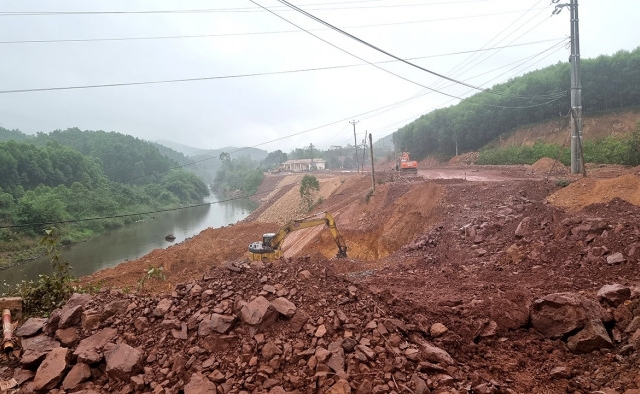 Bắc Giang: Tỉnh lộ 291 tạm ngưng thi công do vướng mắc bãi đổ thải