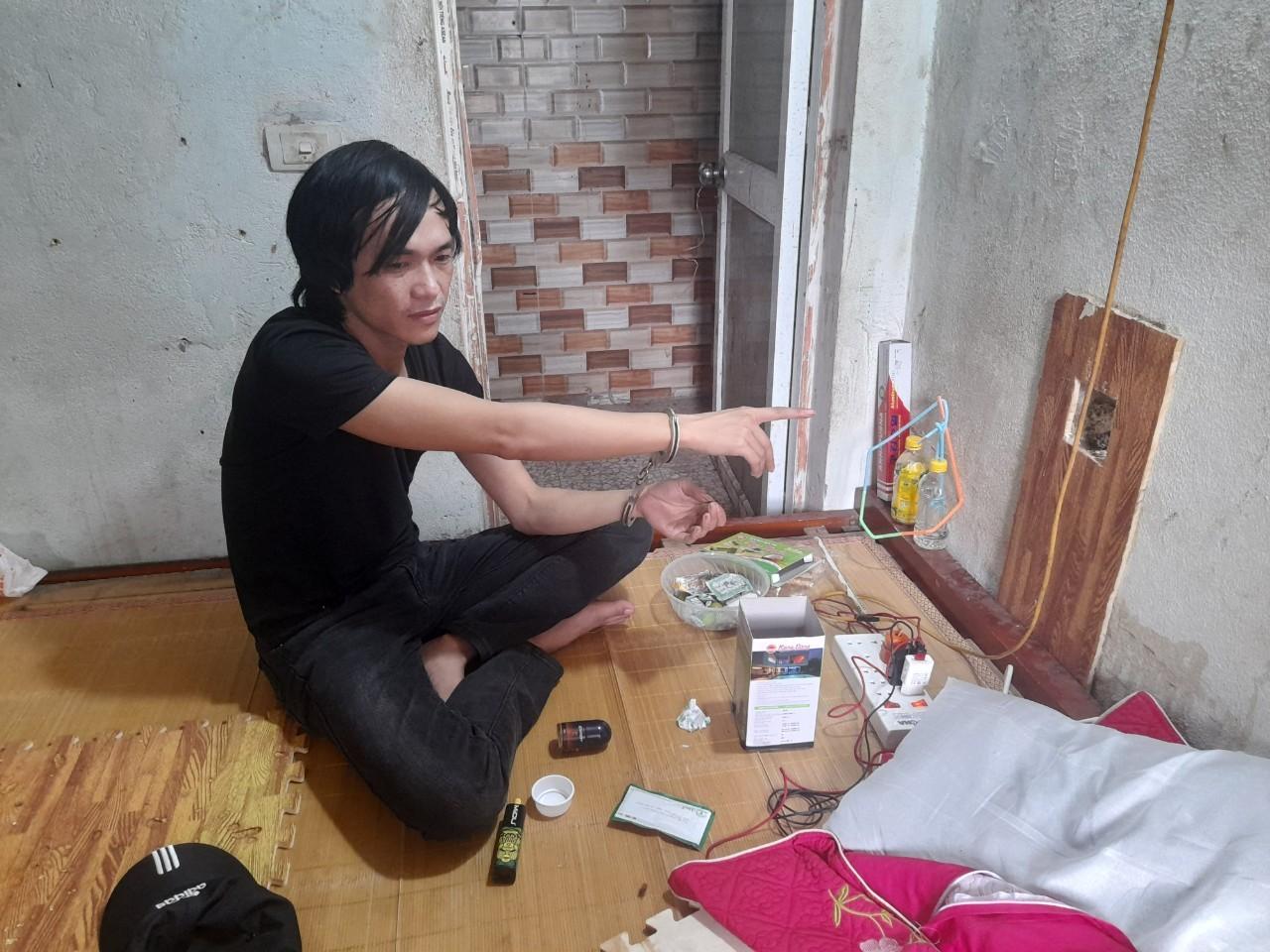 Đối tượng Nguyễn Văn Sơn khi bị bắt giữ và lỗ tường dùng để đưa, nhận ma tuý, tiền