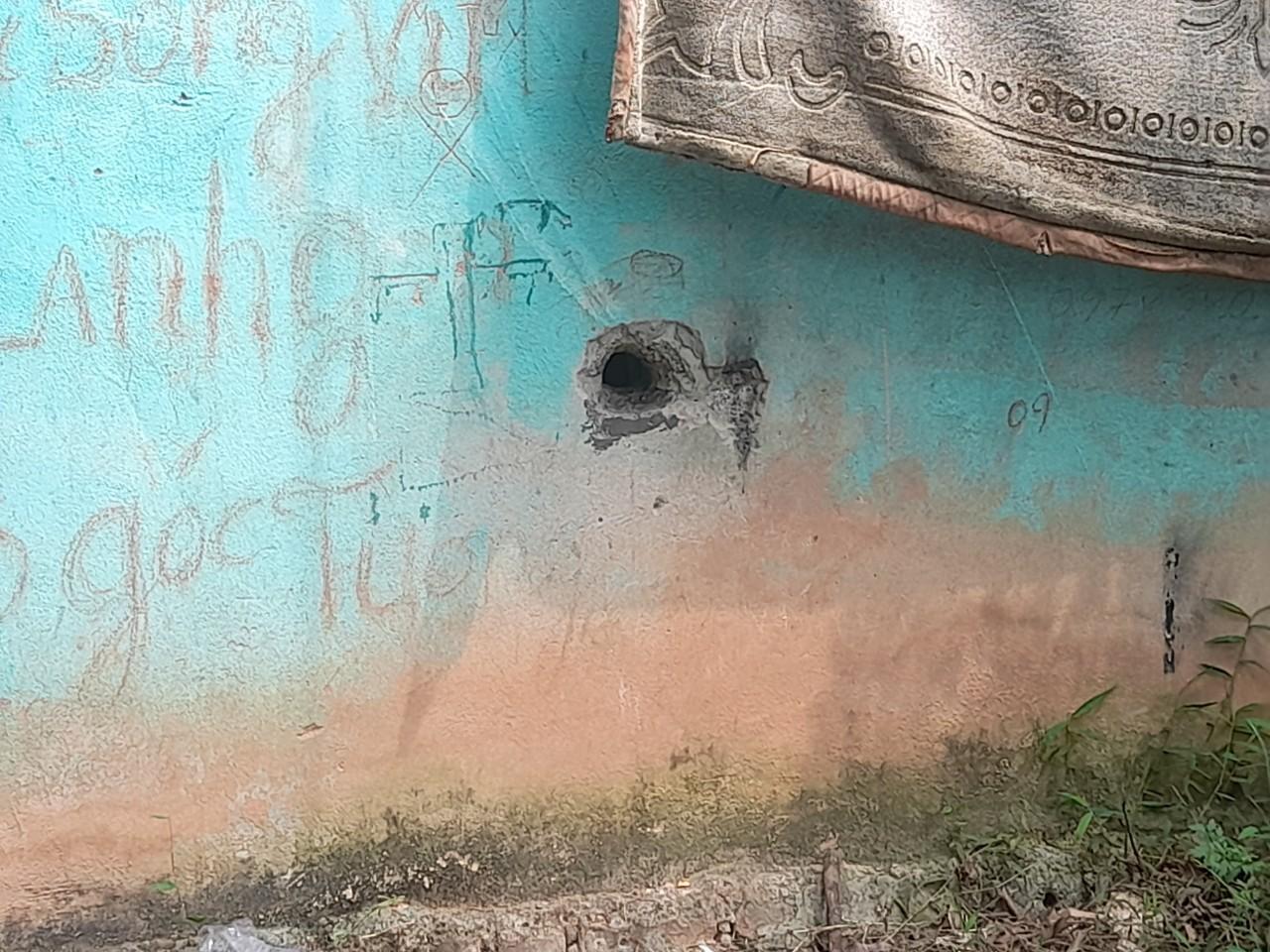 Lỗ tường các đối tượng dùng để đưa, nhận ma tuý và tiền