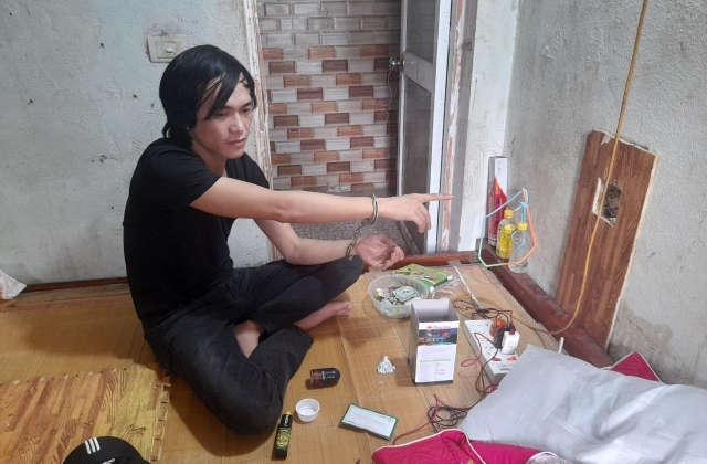 Thủ đoạn đục lỗ tường trong nhà trọ để bán ma túy của các đối tượng cộm cán