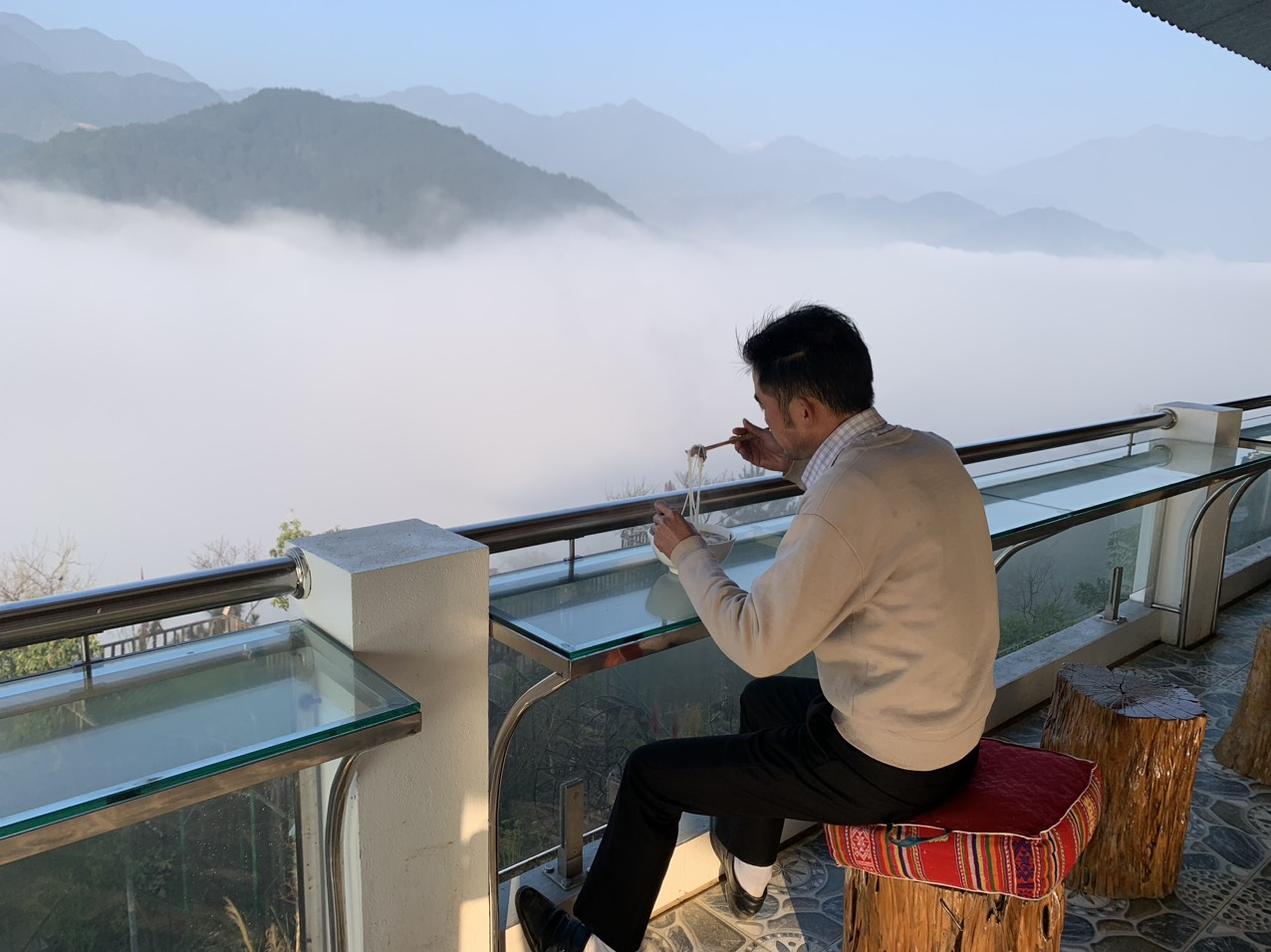 Thật diệu kỳ, khi vừa ăn sáng vừa ngắm dòng sông mây tại Homestay Đồi Chè