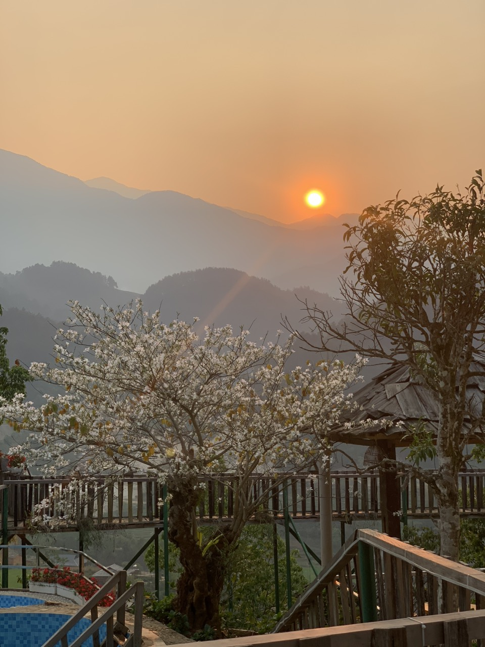 Một góc khung cảnh thiên nhiên huyện Trạm Tấu nhìn từ Homestay Đồi Chè