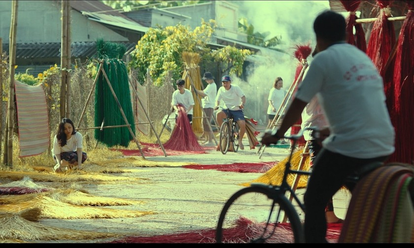 L&agrave;ng chiếu Định Y&ecirc;n được phục dựng trong bộ phim &ldquo;Lật mặt&rdquo; phần 6. (Ảnh: Đo&agrave;n l&agrave;m phim)