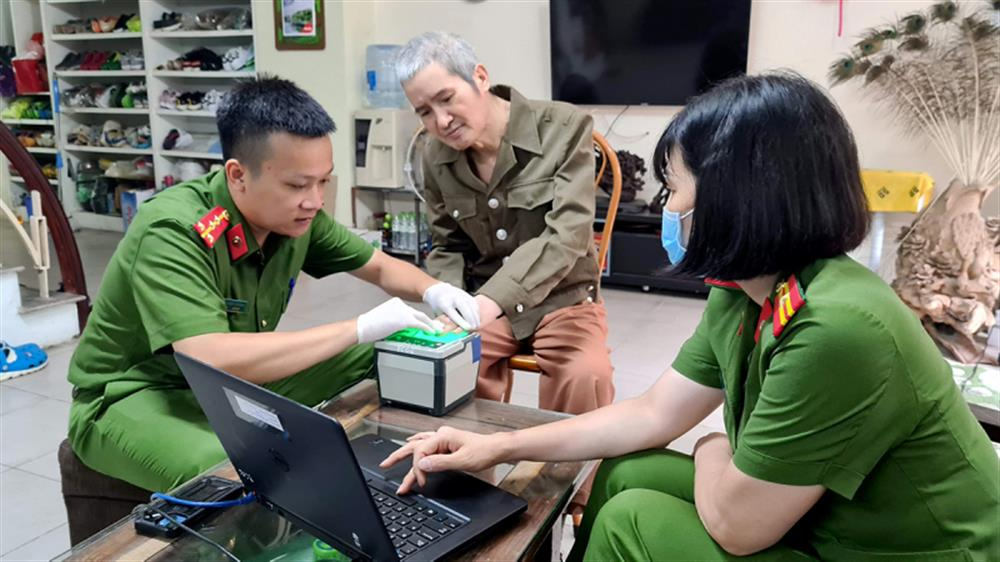 Cán bộ Phòng Cảnh sát quản lý hành chính về trật tự xã hội Công an TP Hà Nội đến tận nhà dân để cấp Căn cước công dân gắn chip.. Ảnh Bộ công an.