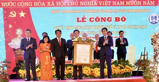 Lãnh đạo TP.Dĩ An đón nhận quyết định TP Dĩ An trở thành đô thị loại II trực thuộc tỉnh Bình Dương