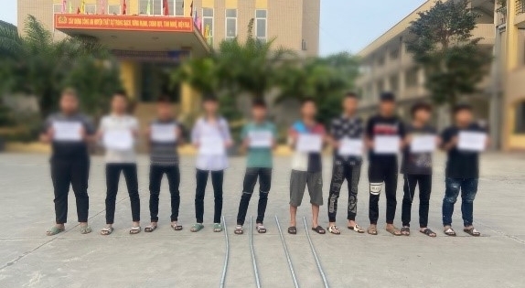 Bắt giữ nhóm thanh niên "choai" cầm theo dao phóng lợn đi tìm đối thủ trong đêm