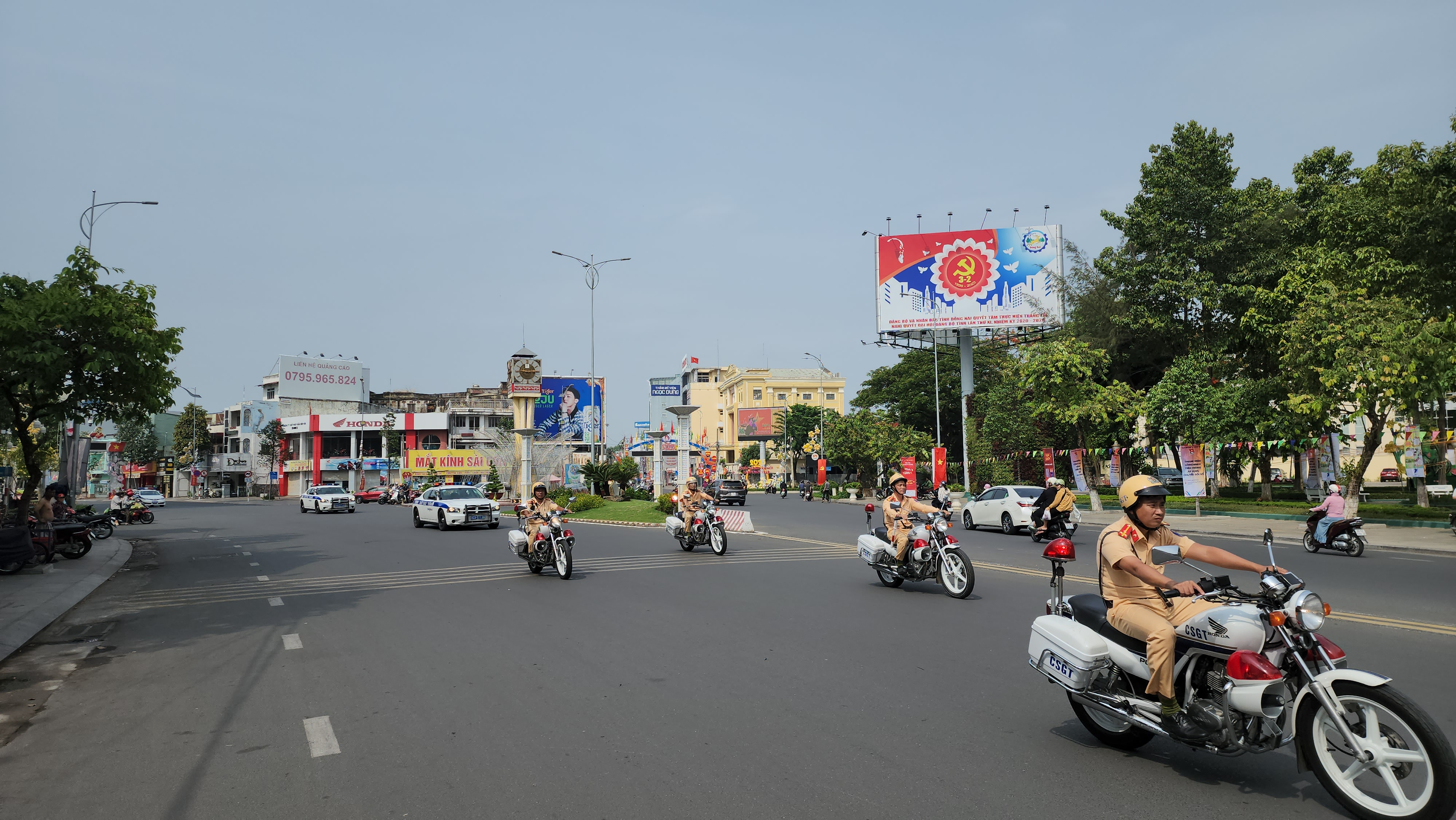 Bố tr&iacute; lực lượng tuần tra, kiểm so&aacute;t c&aacute;c địa điểm vui chơi, mua b&aacute;n.