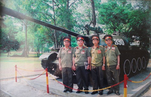 Bốn cán bộ, chiến sỹ trên chiếc xe tăng 390 húc đổ cổng chính Dinh Độc Lập 30/4/1975.