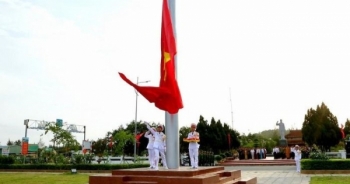 Hàng ngàn người dự Lễ thượng cờ trên đảo tiền tiêu Cô Tô