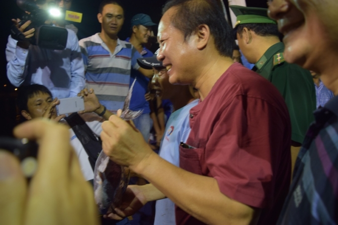 Bộ trưởng Trương Minh Tuấn&nbsp;tươi cười chia sẻ c&ugrave;ng b&agrave; con ngư d&acirc;n.