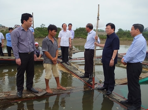 Ph&oacute; Thủ tướng Ch&iacute;nh phủ Trịnh Đ&igrave;nh Dũng (thứ hai từ phải sang) động vi&ecirc;n, thăm hỏi người d&acirc;n nu&ocirc;i c&aacute; biển bị thiệt hại.&nbsp;