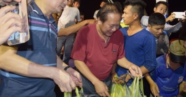 Bộ trưởng Trương Minh Tuấn xuống tàu mua cá cho ngư dân Quảng Bình