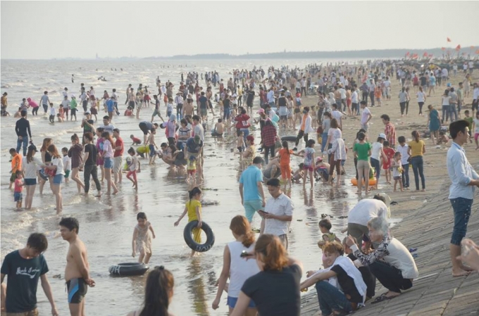 Nhiều gia đ&igrave;nh cho con nhỏ vui chơi tại b&atilde;i biển.