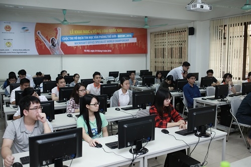 C&aacute;c th&iacute; sinh ở khu vực ph&iacute;a Bắc tham dự v&ograve;ng loại cấp quốc gia tại Học viện Ng&acirc;n h&agrave;ng.