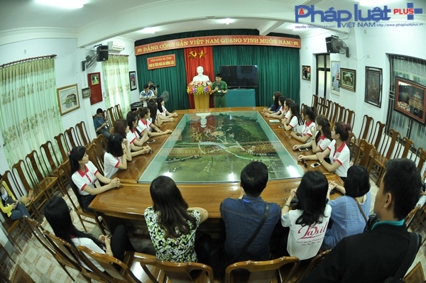 Ph&oacute; trưởng ban quản l&yacute; Đ&agrave;o Anh Tu&acirc;n chia sẻ v&agrave; kể lại những c&acirc;u chuyện, những sự hy sinh anh dũng của c&aacute;c chiến sĩ tại Ng&atilde; Ba Đồng Lộc.