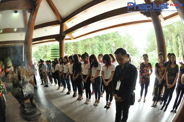 Top 15 Người đẹp Ảnh Việt Nam x&uacute;c động khi đến Ng&atilde; ba Đồng Lộc